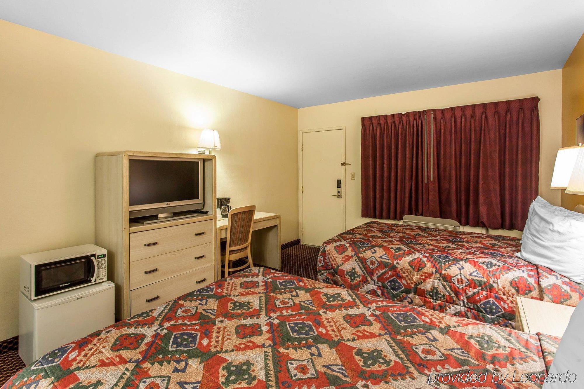 Rodeway Hotel *