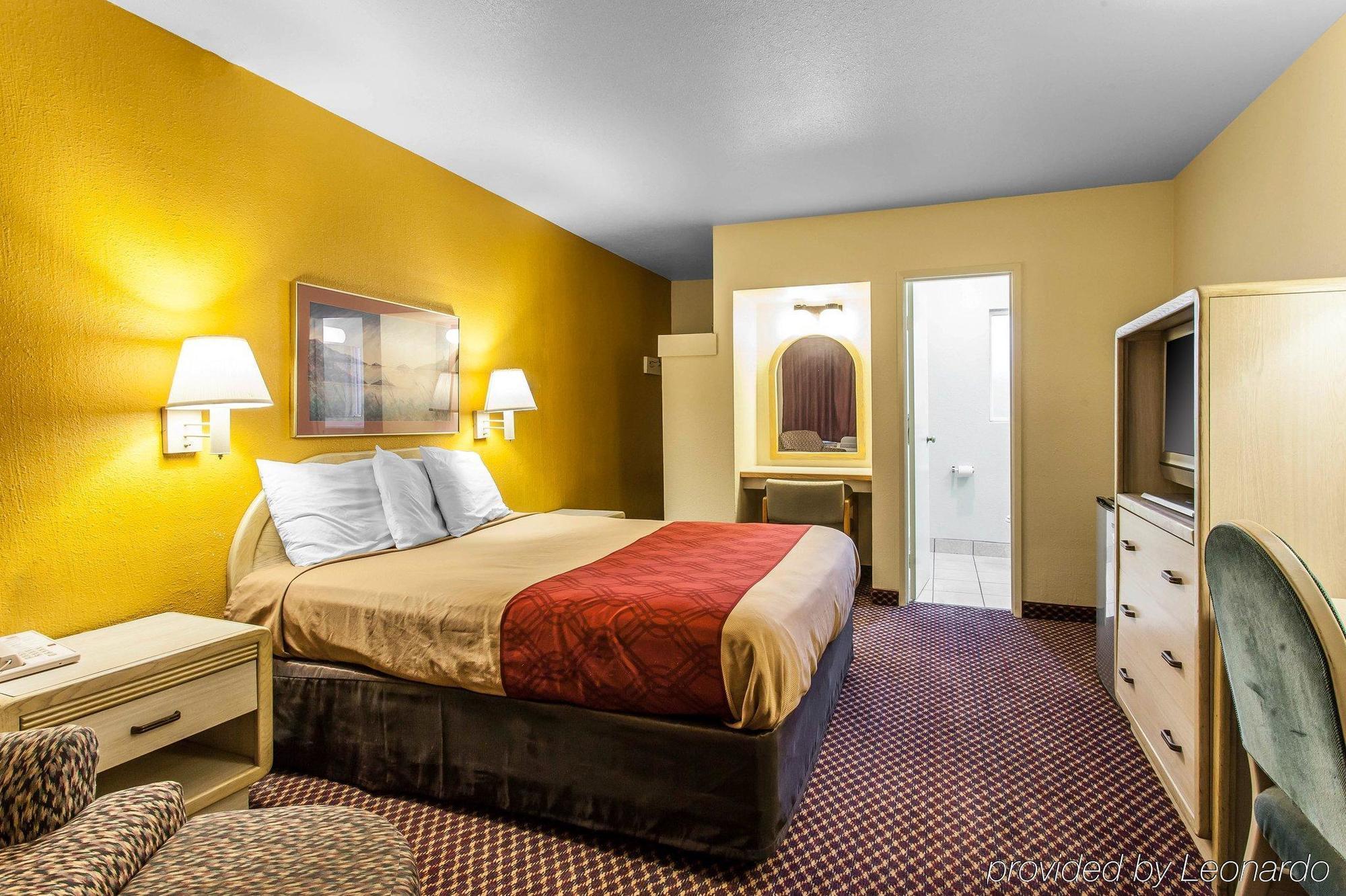 Rodeway Hotel *