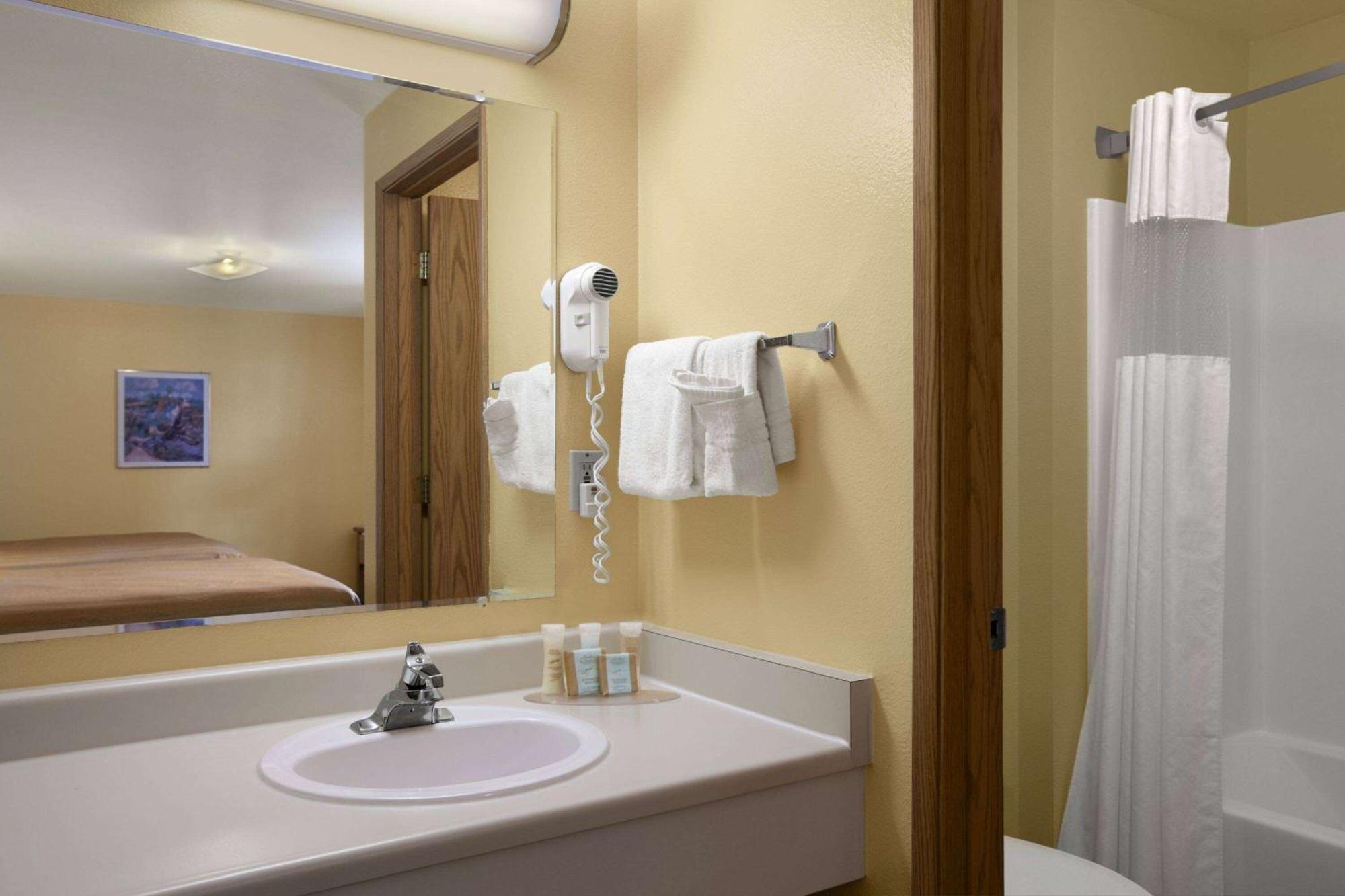 Travelodge By Wyndham Motel 2*